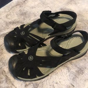 Keen black & gray hiking sandals 🌻